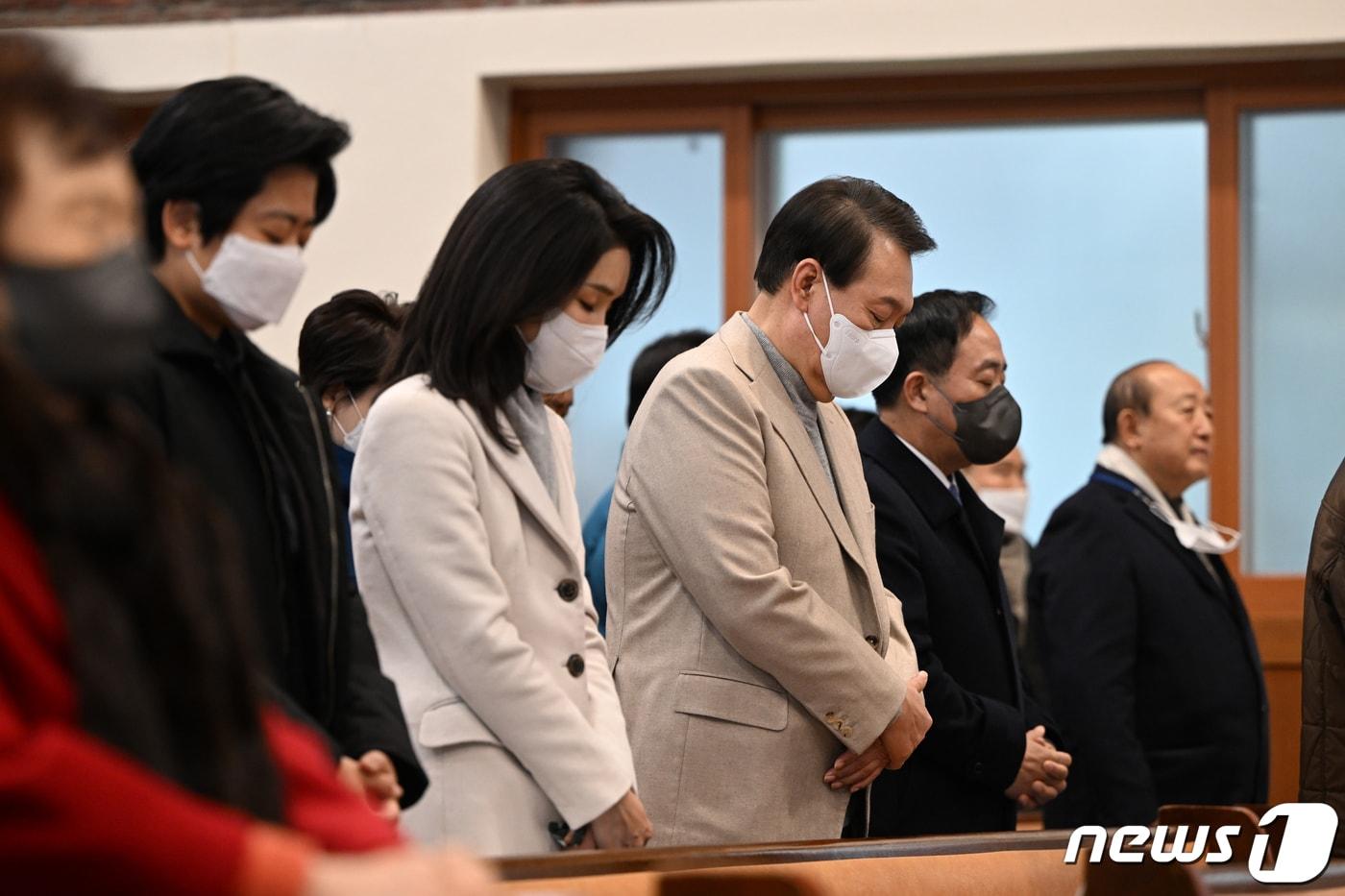 윤석열 대통령과 김건희 여사가 성탄절인 25일 서울 성북구 영암교회에서 예배를 드리고 있다. (대통령실 제공) 2022.12.25/뉴스1 ⓒ News1 안은나 기자