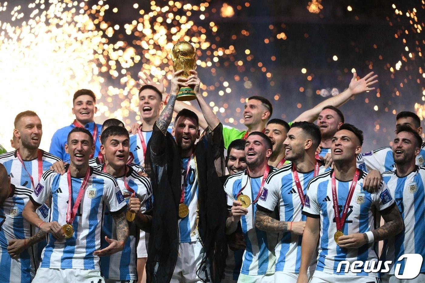 본문 이미지 - 트로피를 들어올린 메시 ⓒ AFP=뉴스1