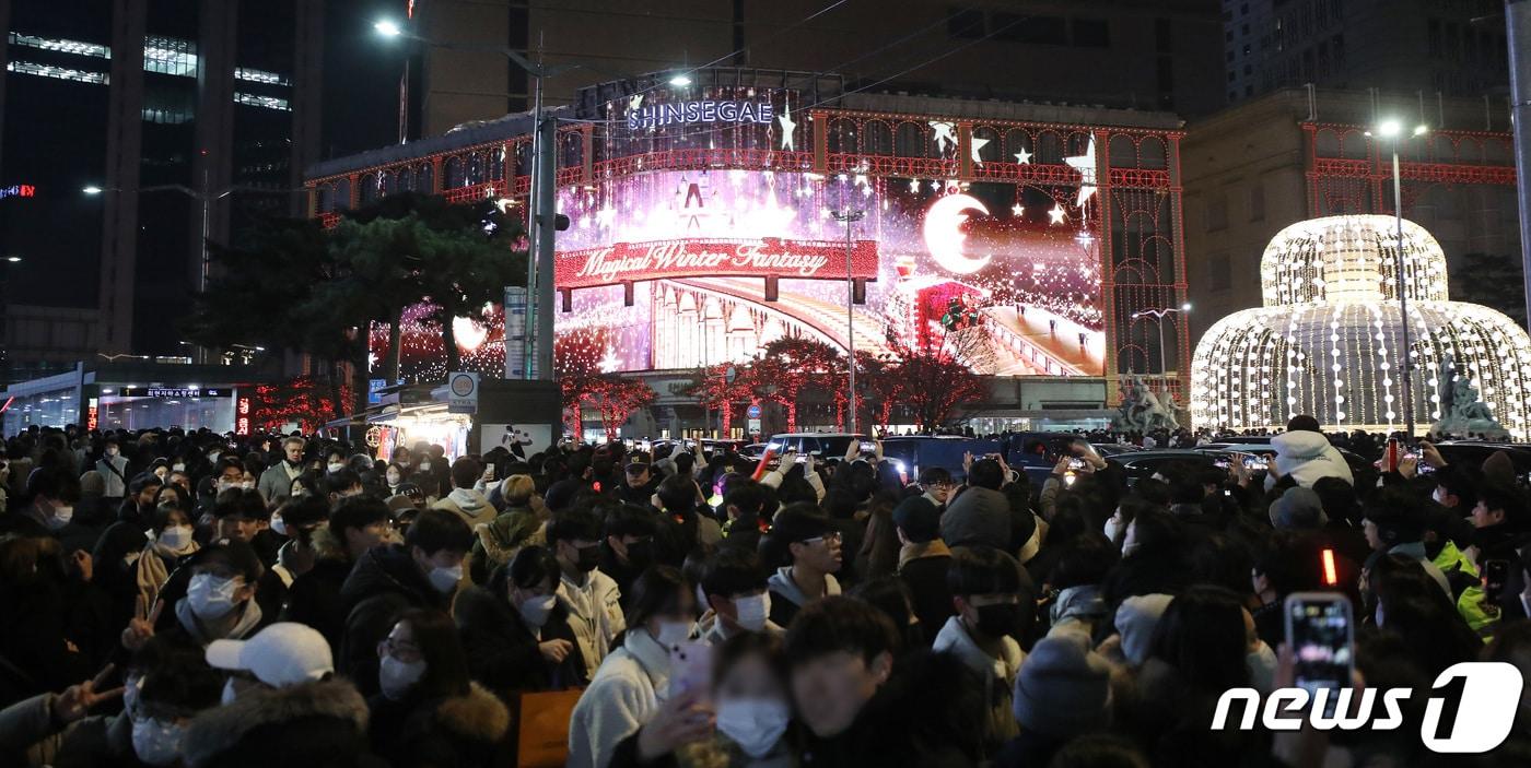 본문 이미지 - 크리스마스인 25일 저녁 서울 중구 명동에서 시민들이 신세계백화점 외벽의 미디어 파사드를 관람하고 있다. 2022.12.25/뉴스1 ⓒ News1 임세영 기자