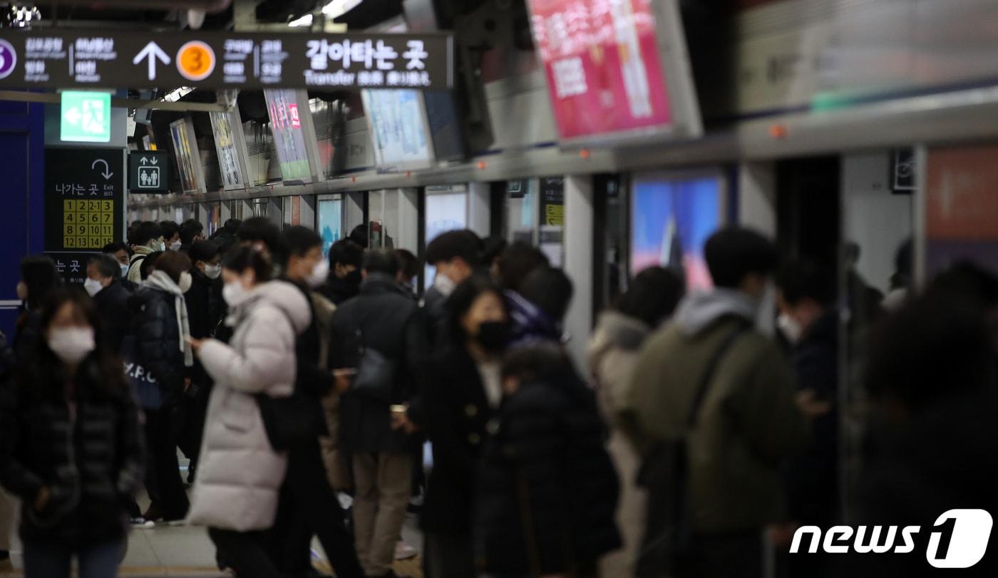 서울 종로구 지하철 종로3가역에서 시민들이 발걸음을 옮기고 있다. (뉴스1 DB, 기사와 관련 없음) ⓒ News1 이승배 기자