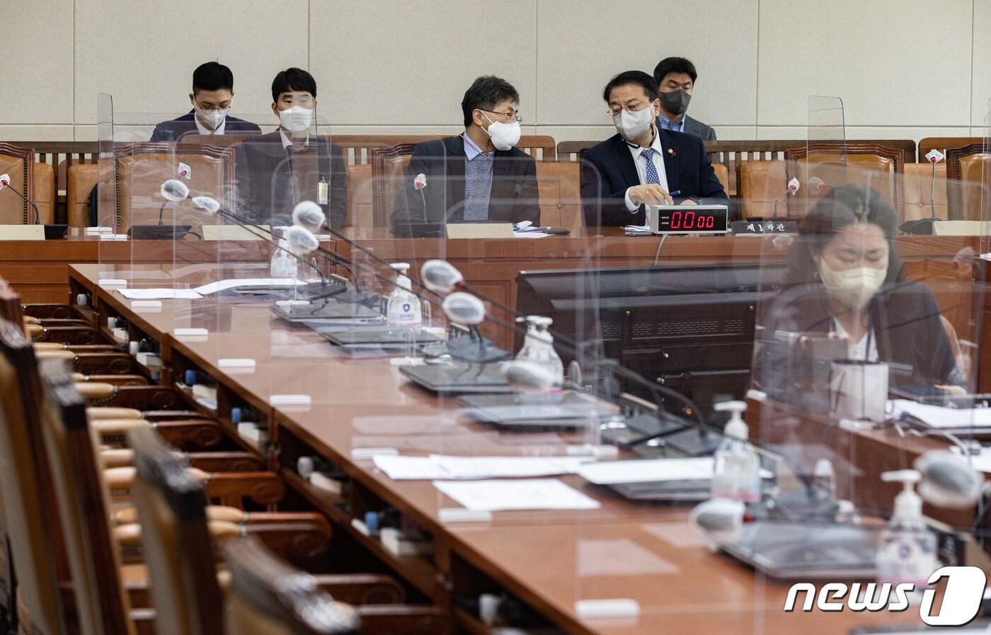 본문 이미지 - 26일 오전 서울 여의도 국회에서 기획재정위원회 경제재정소위원회 개의가 지연되고 있다. 2022.12.26/뉴스1 ⓒ News1 이재명 기자