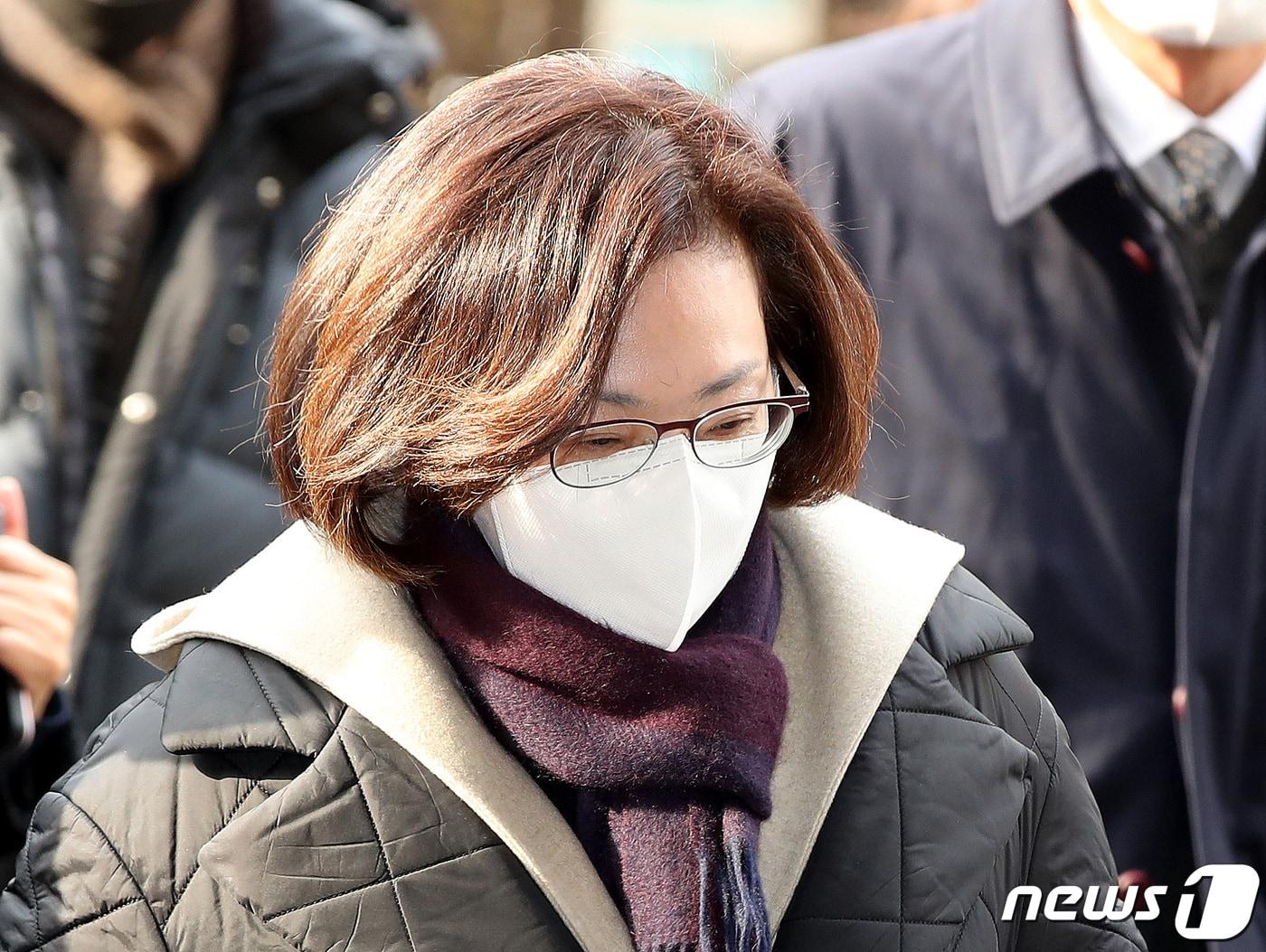 본문 이미지 - 박희영 용산구청장이 26일 오후 서울 마포구 서부지방법원에서 열린 구속 전 피의자 심문(영장실질심사)에 출석하고 있다. 박 구청장은 핼러윈 기간 안전사고 예방대책 마련을 소홀히 하고 참사에 부적절하게 대처한 혐의(업무상과실치사상)를 받고 있다. 2022.12.26/뉴스1 ⓒ News1 박지혜 기자