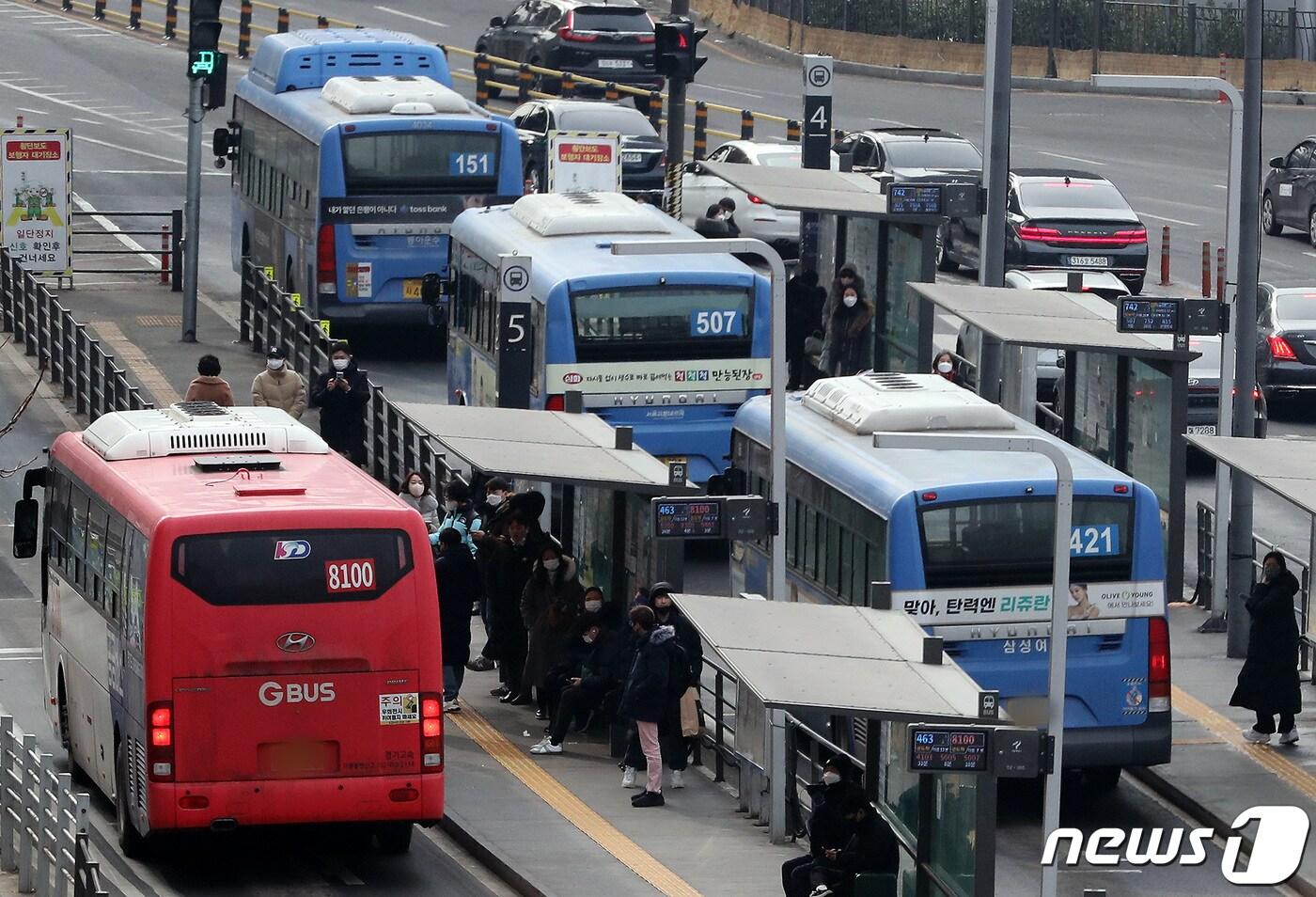 서울역에서 시민들이 대중교통을 이용하고 있다. 2022.12.26/뉴스1 ⓒ News1 이동해 기자