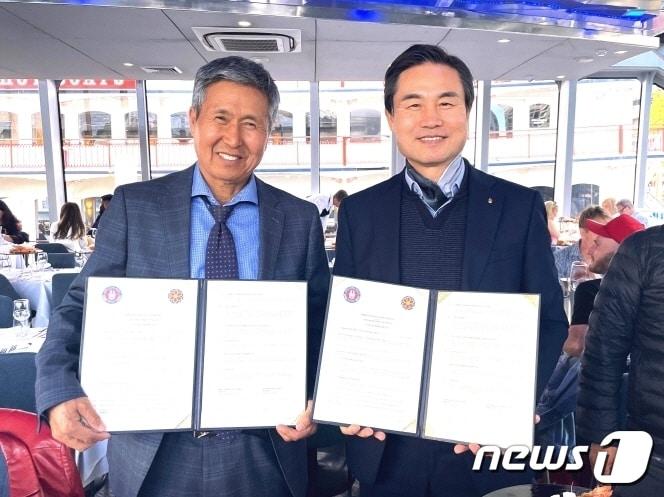본문 이미지 - 송석준 시드니 코리아가든 문화재단 이사장(사진 왼쪽)과 김동원 전북대 총장(사진 오른쪽)이 호주 현지에서 한옥수출을 위한 협약을 체결했다. (전북대 제공)/뉴스1