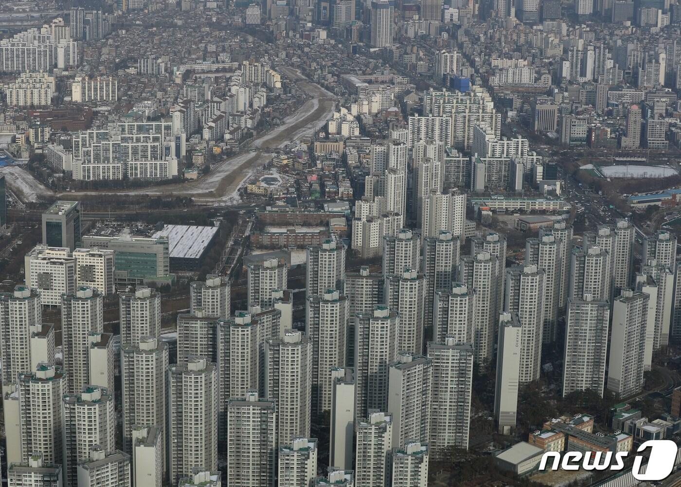 본문 이미지 - 서울 송파구 롯데타워 서울스카이에서 바라본 도심의 모습. 2022.12.26./뉴스1 ⓒ News1 신웅수 기자