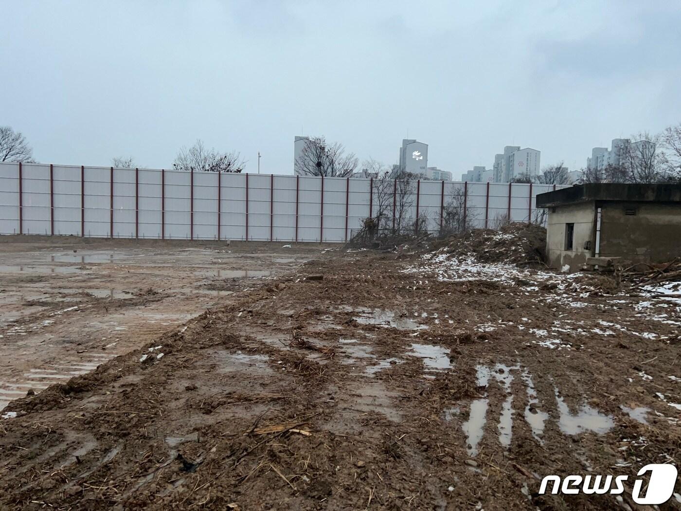 본문 이미지 - 전북환경운동연합은 26일 성명서를 통해 "옛 대한방직 부지 내부를 둘러본 결과 맹꽁이 주요 서식지가 훼손된 것을 확인했다"며 "훼손 구간은 맹꽁이가 먹이 활동을 하거나 겨울잠을 자는 주요 서식지로 추정된다"고 주장했다.(전북환경연합 제공)2022.12.26/뉴스1
