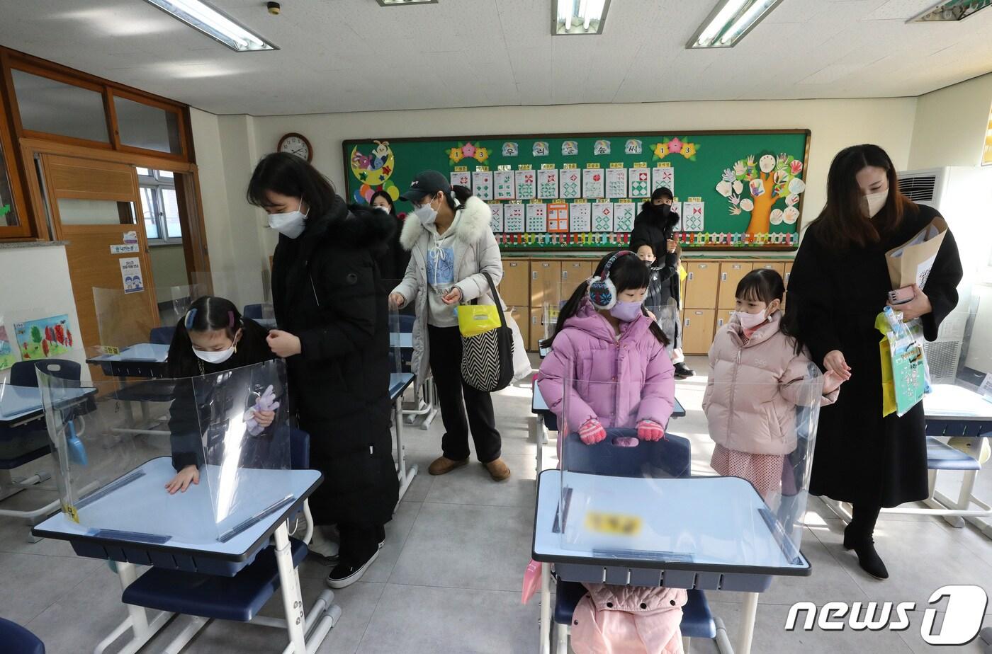 본문 이미지 - 2023학년도 신입생 예비소집일이 열린 26일 오후 경기 수원시 권선구 수원선일초등학교에서 예비신입생들과 학부모들이 1학년 교실을 둘러보고 있다. 2022.12.26/뉴스1 ⓒ News1 김영운 기자