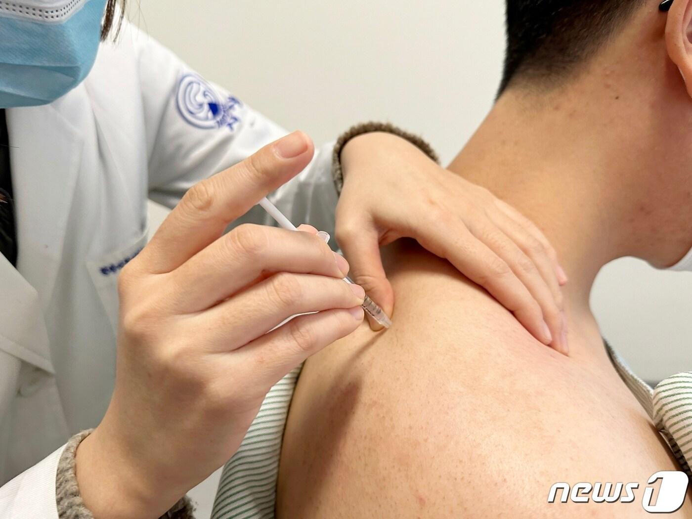 본문 이미지 - 자생한방병원 의료진이 퇴행성 견관절염 환자에게 약침치료를 실시하고 있다.(=자생한방병원 제공.)