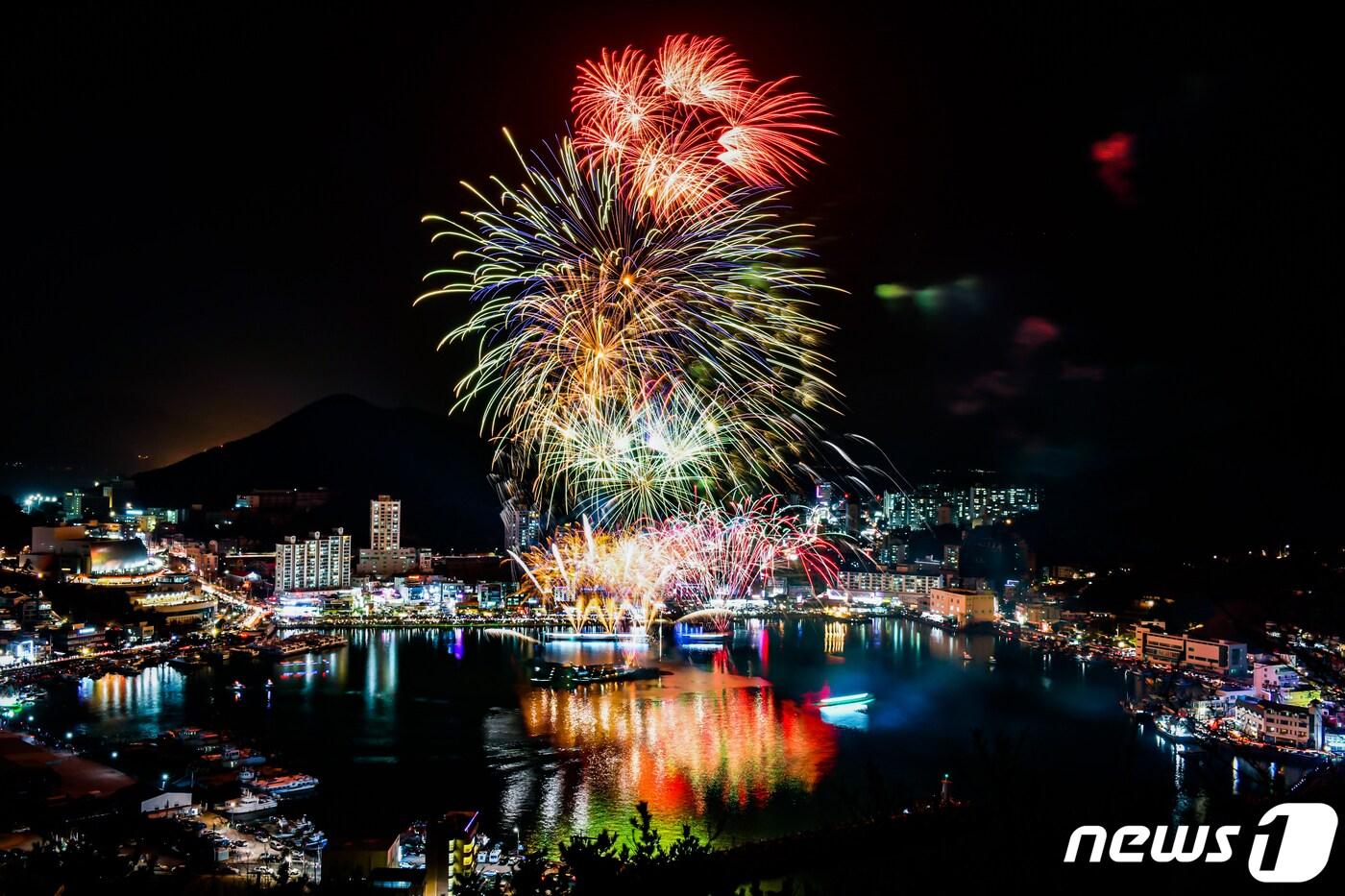 2017년 장승포항 송년불꽃축제 전경.(거제시 제공)