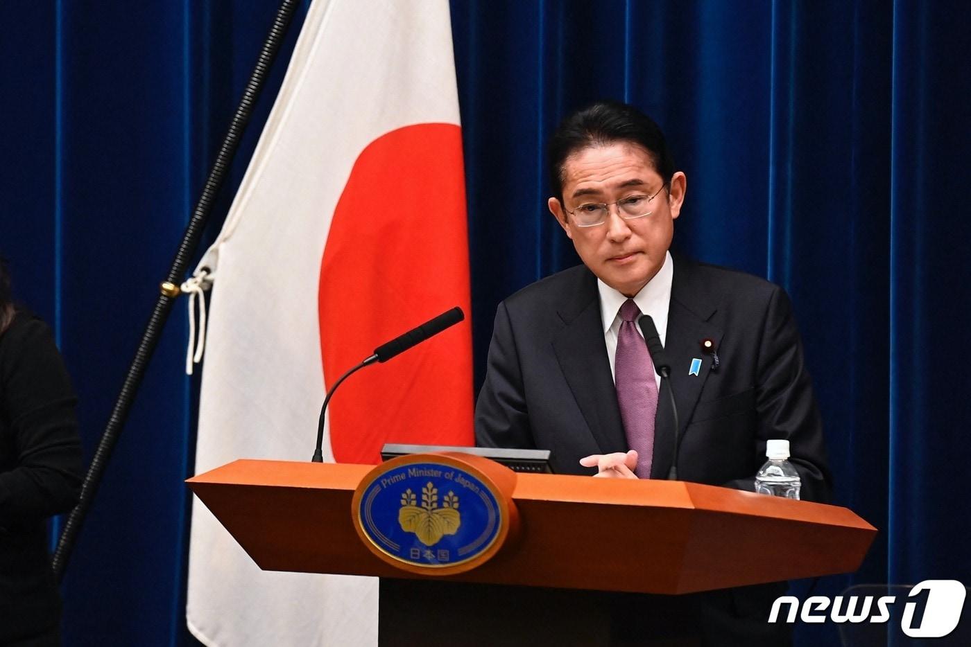 본문 이미지 - 기시다 후미오 일본 총리가 16일 총리 관저에서 기자회견을 열고 취재진의 질문에 답하고 있다. ⓒ AFP=뉴스1 ⓒ News1 강민경 기자