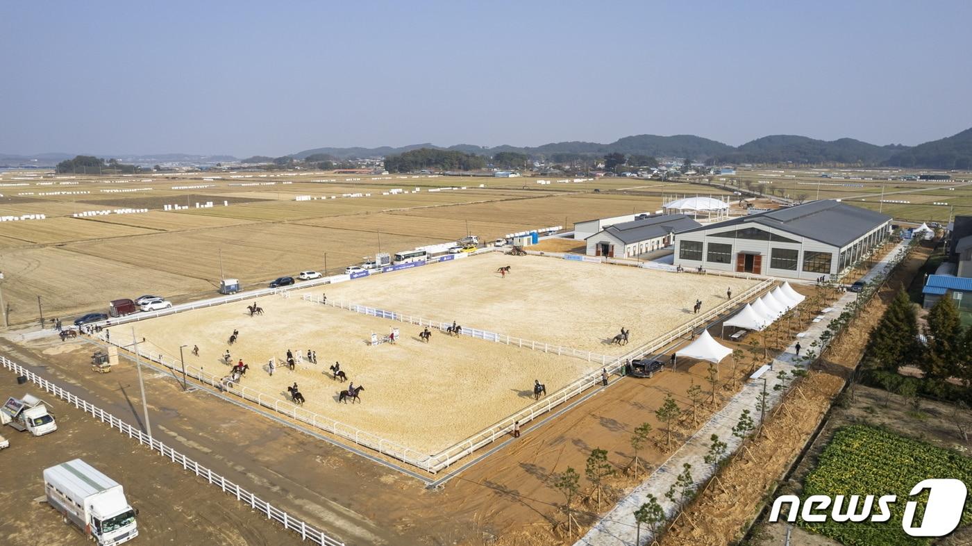 전북 익산시가 대규모 승마 인프라로 명실상부 스포츠 관광도시로 떠오르고 있다. 첫 달인 지난 3월부터 현재까지 공공승마장 이용 횟수는 총 4000여 건으로 나타났다. 월 평균 434명이 승마장을 이용한 수치다.(익산시 제공)2022.12.26./뉴스1