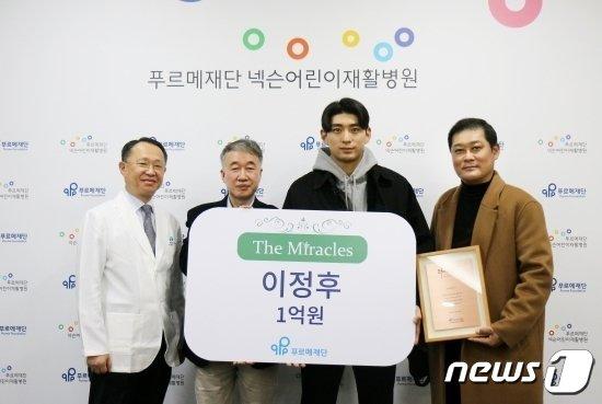 본문 이미지 - 이정후(왼쪽에서 3번째)가 26일 서울 마포구 푸르메재단 넥슨 어린이 재활병원을 찾아 기부금을 전달한 뒤 기념촬영을 하고 있다. 오른쪽은 아버지 이종범 LG 트윈스 코치. (푸르메 재단 제공)