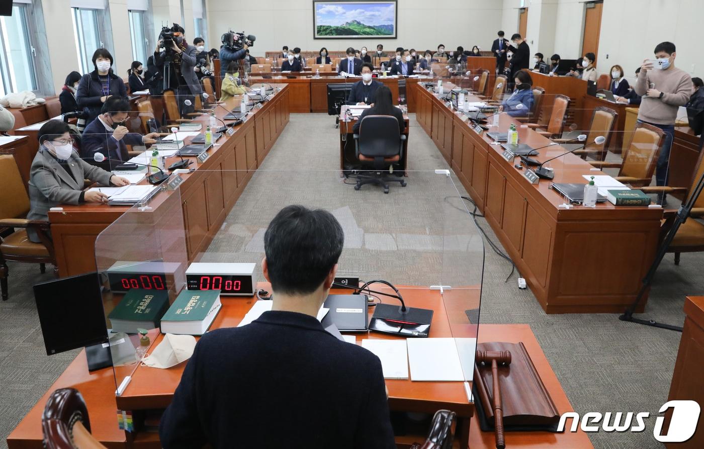 본문 이미지 - 26일 서울 여의도 국회에서 환경노동위원회 고용노동법안심사소위원회가 열리고 있다. 2022.12.26/뉴스1 ⓒ News1 허경 기자