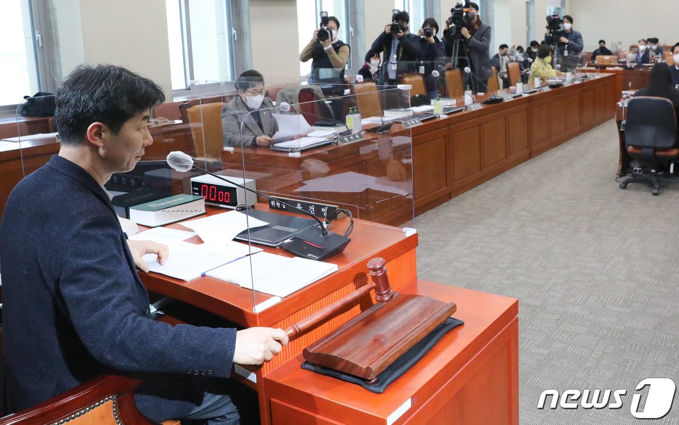 본문 이미지 - 26일 서울 여의도 국회에서 열린 환경노동위원회 고용노동법안심사소위원회에서 윤건영 소위원장 직무대행이 의사봉을 두드리고 있다. 2022.12.26/뉴스1 ⓒ News1 허경 기자