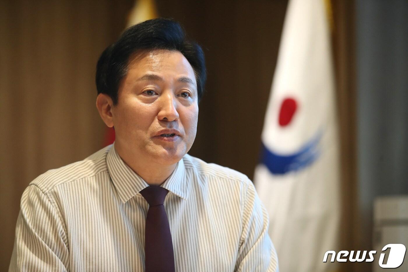 본문 이미지 - 오세훈 서울시장이 26일 오후 서울 중구 세종대로 서울특별시청 집무실에서 뉴스1과 인터뷰를 갖고 있다. 2022.12.26/뉴스1 ⓒ News1 임세영 기자