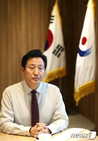 본문 이미지 - 오세훈 서울시장이 26일 오후 서울 중구 세종대로 서울특별시청 집무실에서 뉴스1과 인터뷰를 갖고 있다. 2022.12.26/뉴스1 ⓒ News1 임세영 기자