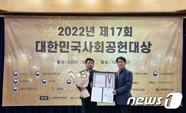 본문 이미지 - 손창일 덱스레보 부사장(왼쪽)이 지난 19일 서울 여의도 국회의원회관에서 진행된 '제17회 대한민국사회공헌대상'에서 보건복지부장관상을 받은 후 기념 촬영을 하고 있다.(=덱스레보 제공.)