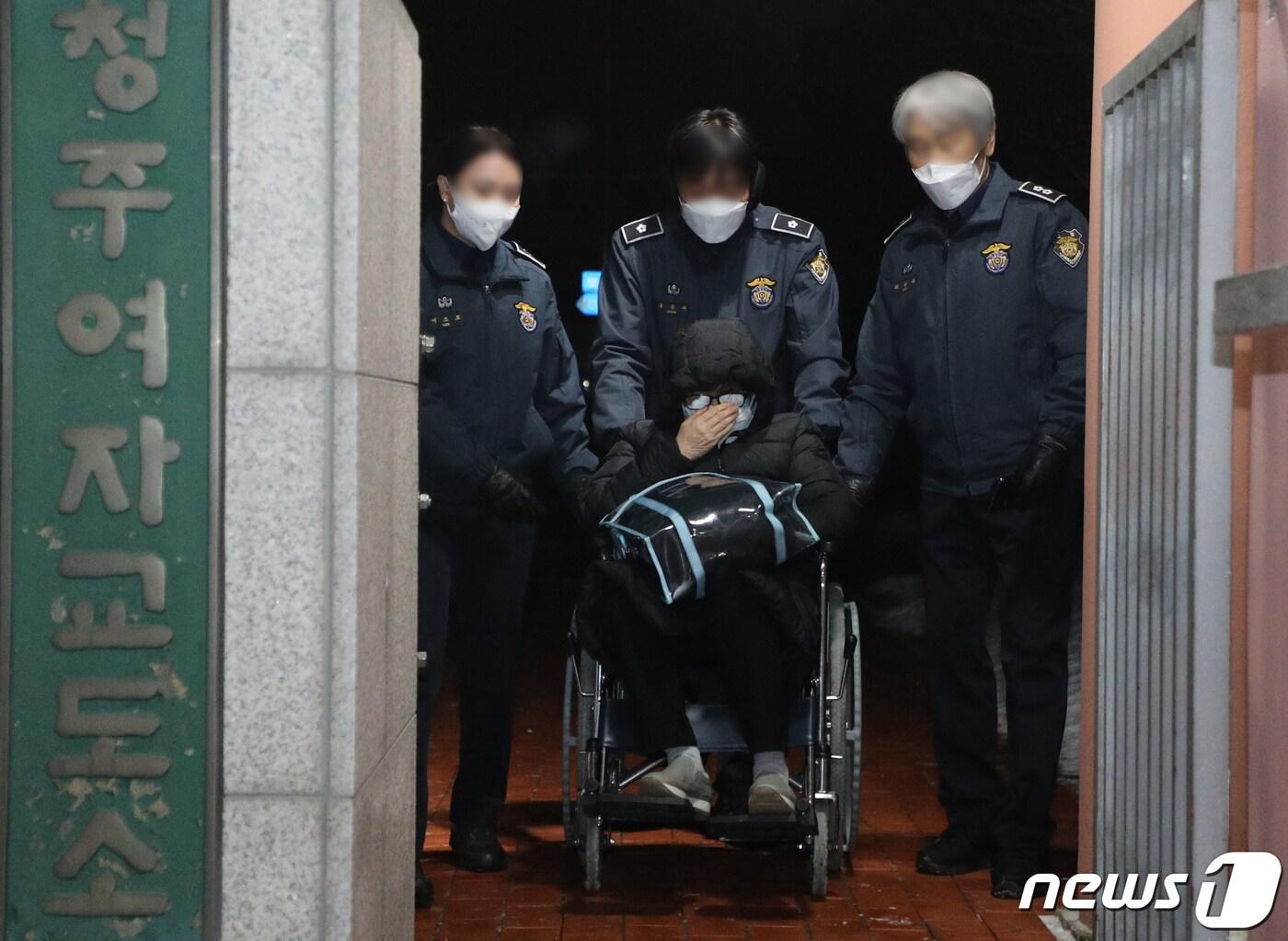본문 이미지 - 국정농단 사건으로 수감 중인 최서원씨(66·개명 전 최순실)가 26일 오후 충북 청주여자교도소를 빠져나오고 있다. 최씨는 이날 검찰의 1개월 형집행정지 결정에 따라 일시 석방됐다. 최씨는 서울의 한 대학병원에서 치료를 받게 된다. ⓒ News1 김용빈 기자
