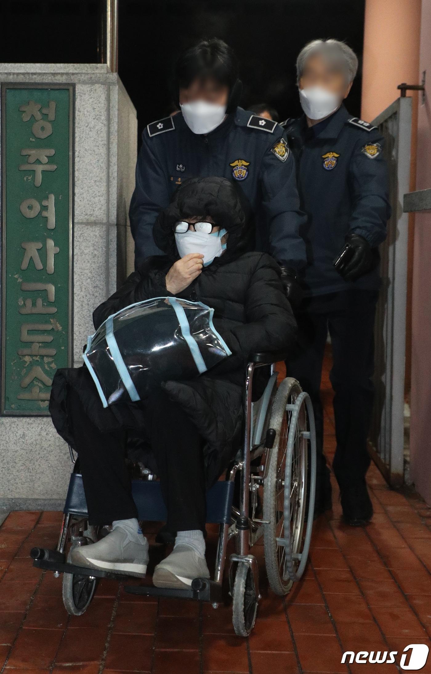 본문 이미지 - 국정농단 사건으로 수감 중인 최서원씨(66·개명 전 최순실)가 26일 오후 충북 청주여자교도소를 빠져나오고 있다. 최씨는 이날 검찰의 1개월 형집행정지 결정에 따라 일시 석방됐다. 최씨는 서울의 한 대학병원에서 치료를 받게 된다. 2022.12.26/뉴스1 ⓒ News1 김용빈 기자