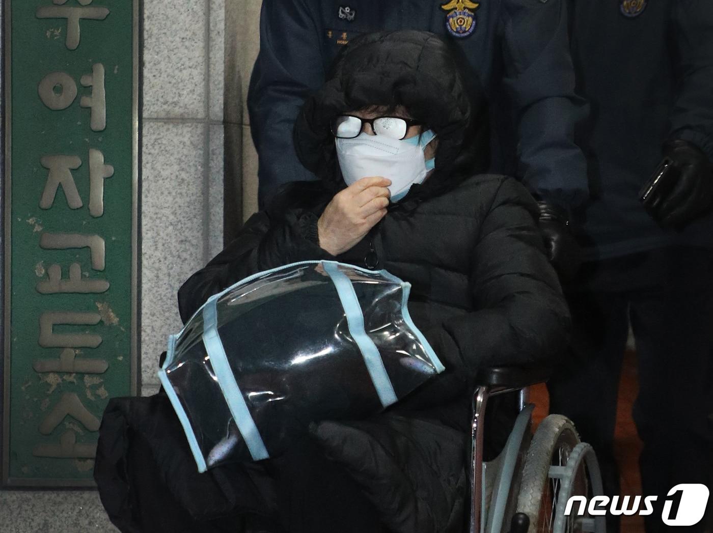 본문 이미지 - 국정농단 사건으로 수감 중인 최서원씨(66·개명 전 최순실)가 26일 오후 충북 청주여자교도소에서 나와 휠체어를 타고 이동하고 있다. 최씨는 이날 검찰의 1개월 형집행정지 결정에 따라 일시 석방됐다. 최씨는 서울의 한 대학병원에서 치료를 받게 된다. 2022.12.26/뉴스1 ⓒ News1 김용빈 기자