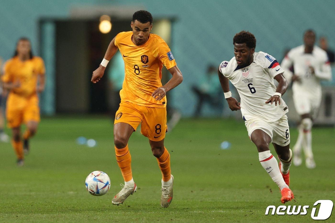 본문 이미지 - 리버풀 유니폼을 입게 된 각포(왼쪽) ⓒ AFP=뉴스1