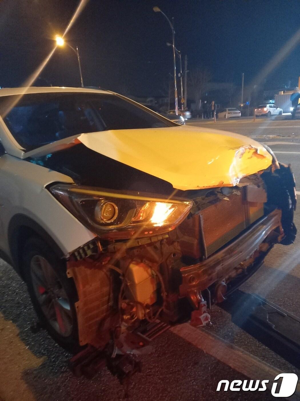 본문 이미지 - 26일 오후 5시35분쯤 칠곡군 왜관읍의 도로에서 SUV차량 2대와 25인 회사통근버스가 3중 충돌해 8명이 중경상을 입었다.(경북소방본부 제공)/뉴스1
