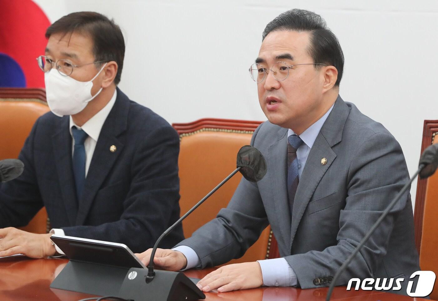 본문 이미지 - 박홍근 더불어민주당 원내대표가 27일 서울 여의도 국회에서 열린 원내대책회의에서 모두 발언을 하고 있다. 2022.12.27/뉴스1 ⓒ News1 허경 기자