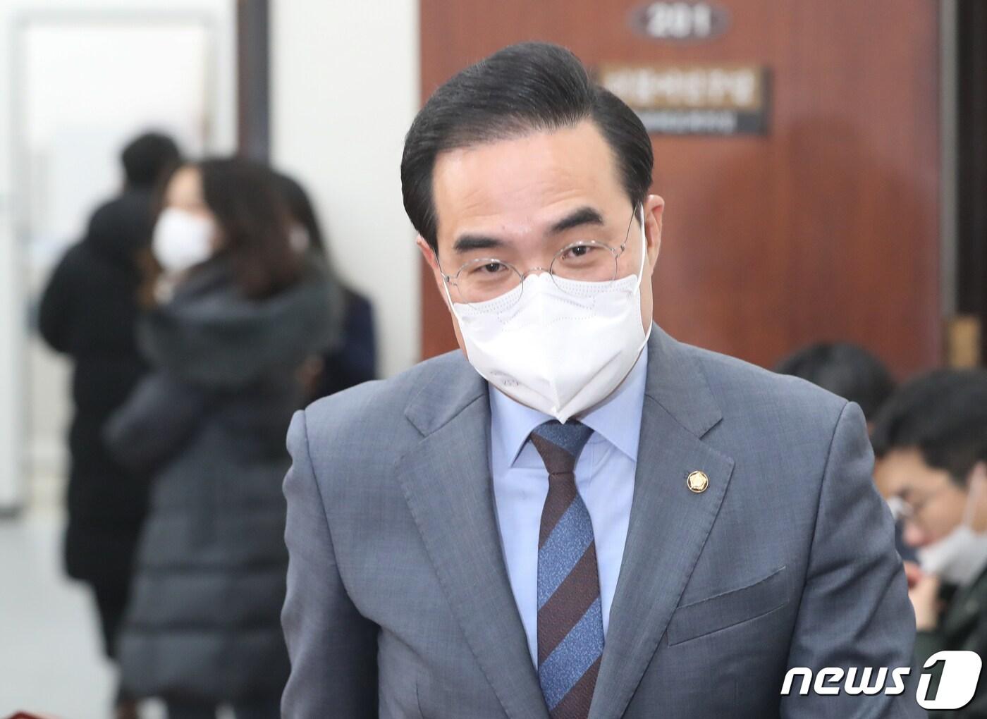 본문 이미지 - 박홍근 더불어민주당 원내대표가 27일 서울 여의도 국회에서 열린 원내대책회의에 참석하고 있다. 2022.12.27/뉴스1 ⓒ News1 허경 기자