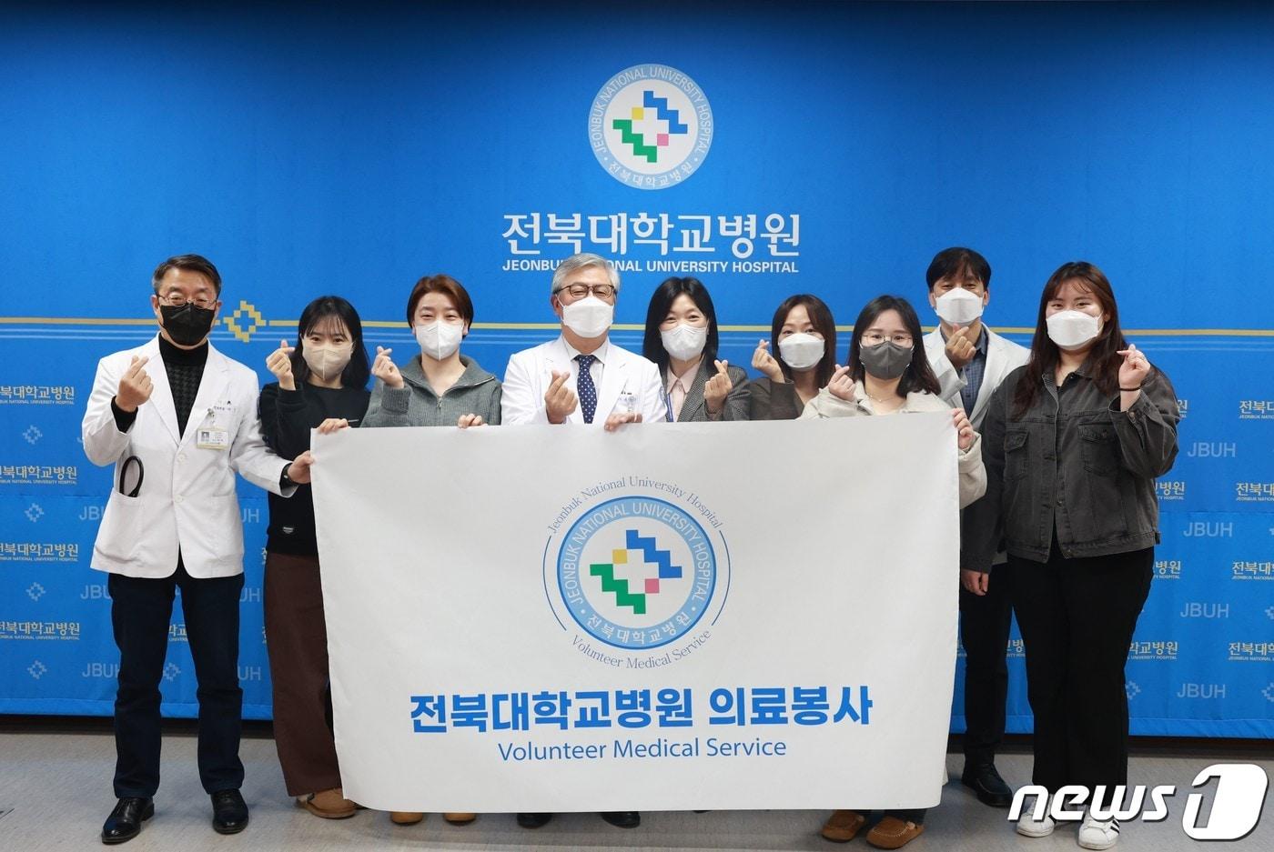 본문 이미지 - 전북대학교병원이 코로나19로 중단됐던 해외 의료봉사활동을 3년 만에 재개했다.  지난 21일 케나 나이로비에 도착한 해외 의료봉사단은 31일까지 카바넷 지역에서 진료 활동과 의료세미나 개최, 지역 의료인 역량 강화를 위한 봉사활동을 진행한다.(전북대병원 제공)2022.12.27./뉴스1
