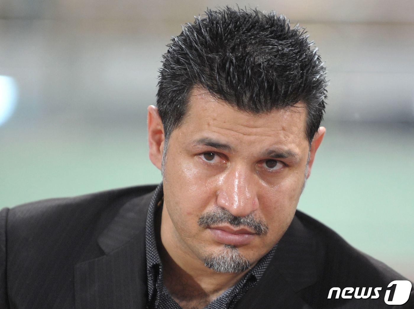 본문 이미지 - 이란의 축구 영웅 알리 다에이(53)가 지난 2009년 1월 태국 방콕에서 열린 2011 아시아축구연맹(AFC) 아시안컵 예선전 경기에 이란 축구 대표팀 감독으로 참석한 모습이다. 2009.1.28. ⓒ AFP=뉴스1 ⓒ News1 김성식 기자