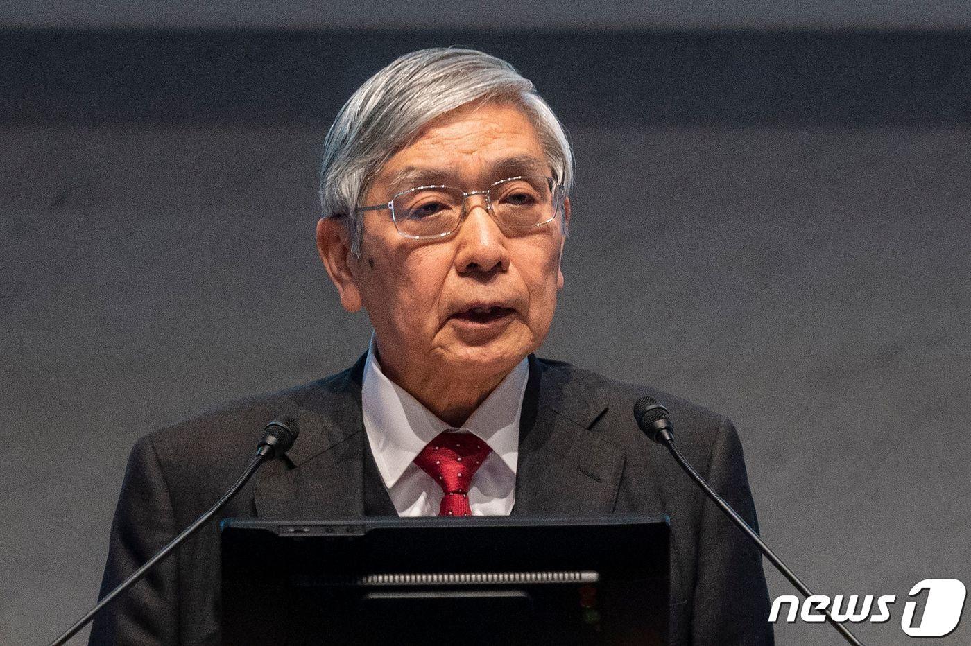 본문 이미지 - 구로다 하루히코 일본은행 총재가 지난해 12월26일 (현지시간) 도쿄 경제단체연합회(게이단렌) 본부에서 열린 고문 회의에 참석해 연설을 하고 있다. ⓒ AFP=뉴스1 ⓒ News1 우동명 기자