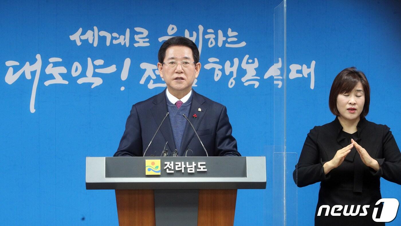 본문 이미지 - 김영록 전라남도지사가 27일 도청 브리핑룸에서 2022년 송년 기자간담회를 하고 있다.(전남도 제공) 2022.12.27/뉴스1 ⓒ News1