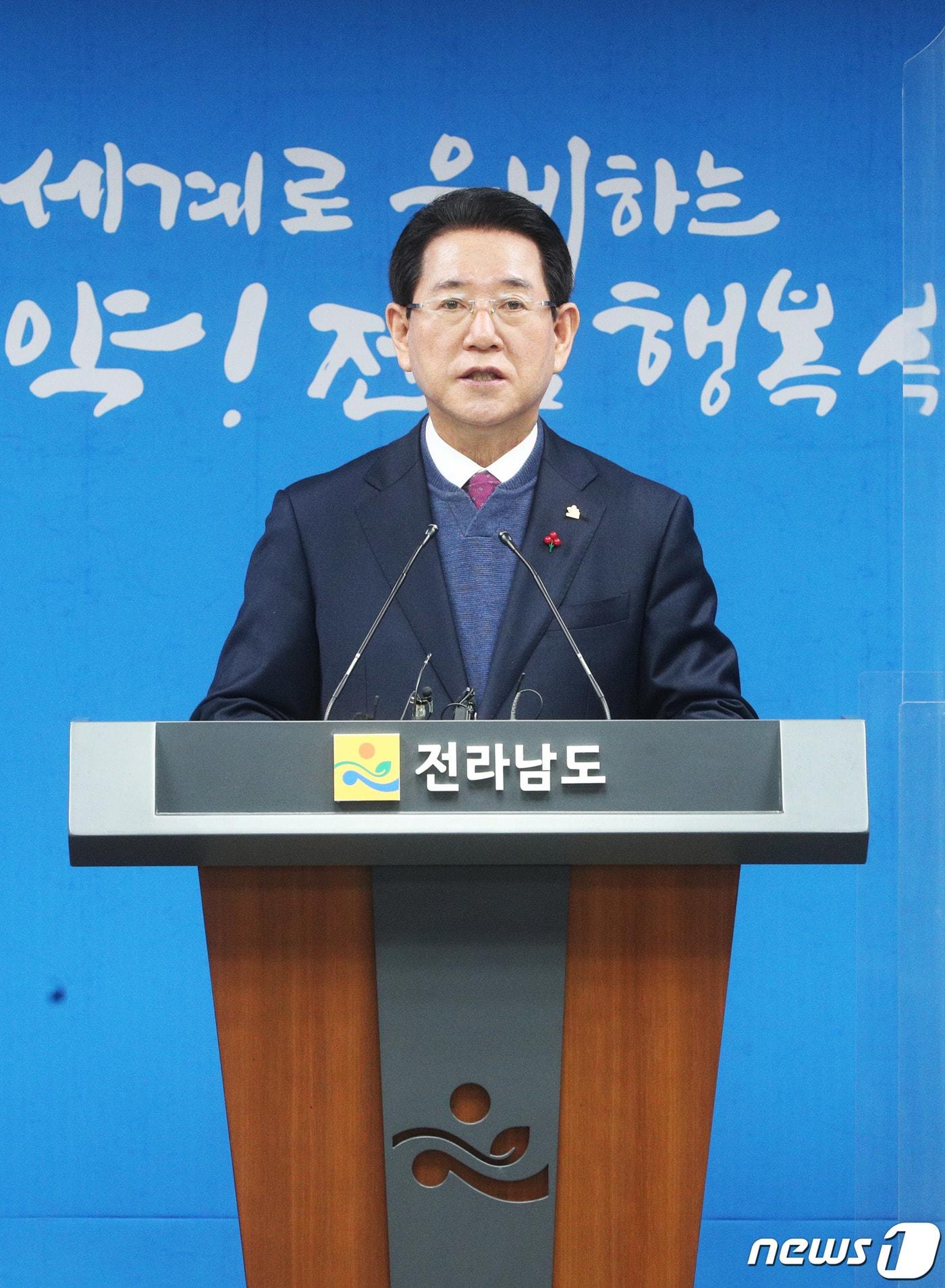 본문 이미지 - 김영록 전라남도지사가 27일 도청 브리핑룸에서 긴급 민생대책 브리핑을 하고 있다.(전남도 제공) 2022.12.27/뉴스1 ⓒ News1 