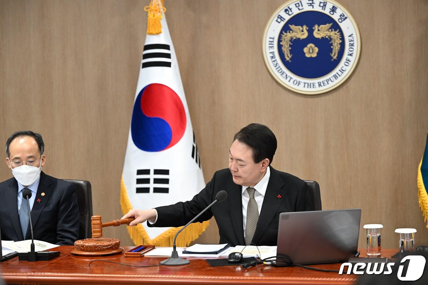 본문 이미지 - 윤석열 대통령이 27일 용산 대통령실 청사에서 열린 국무회의를 주재하고 있다. 정부는 이날 이명박 전 대통령, 김경수 전 경남지사를 비롯해 정치인·공직자, 선거사범, 특별배려 수형자 등 1373명에 대한 신년 특별사면을 단행했다. (대통령실 제공) 2022.12.27/뉴스1 ⓒ News1 오대일 기자