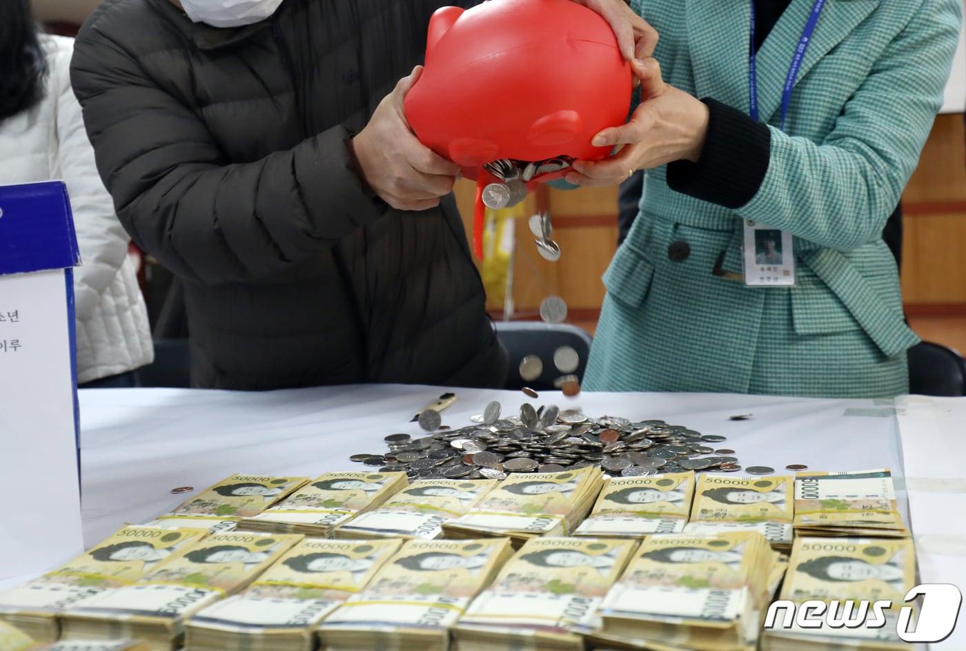 본문 이미지 - 지난해 12월 27일 전북 전주시 노송동 주민센터에서 직원들이 얼굴없는 천사가 전달한 성금을 확인하고 있다. 얼굴없는 천사의 선행은 23년째 이어져 오고 있으며 성금과 함께 '대학 등록금이 없어 꿈을 접어야 하는 전주 학생들과 소년소녀가장에게 작은 도움이 되었으면 합니다. 힘 내시고 이루고자 하는 모든 일들이 이루어졌으면 합니다. 새해 복 많이 받으세요'라는 글을 보내왔다. 2022.12.27/뉴스1 ⓒ News1 유경석 기자