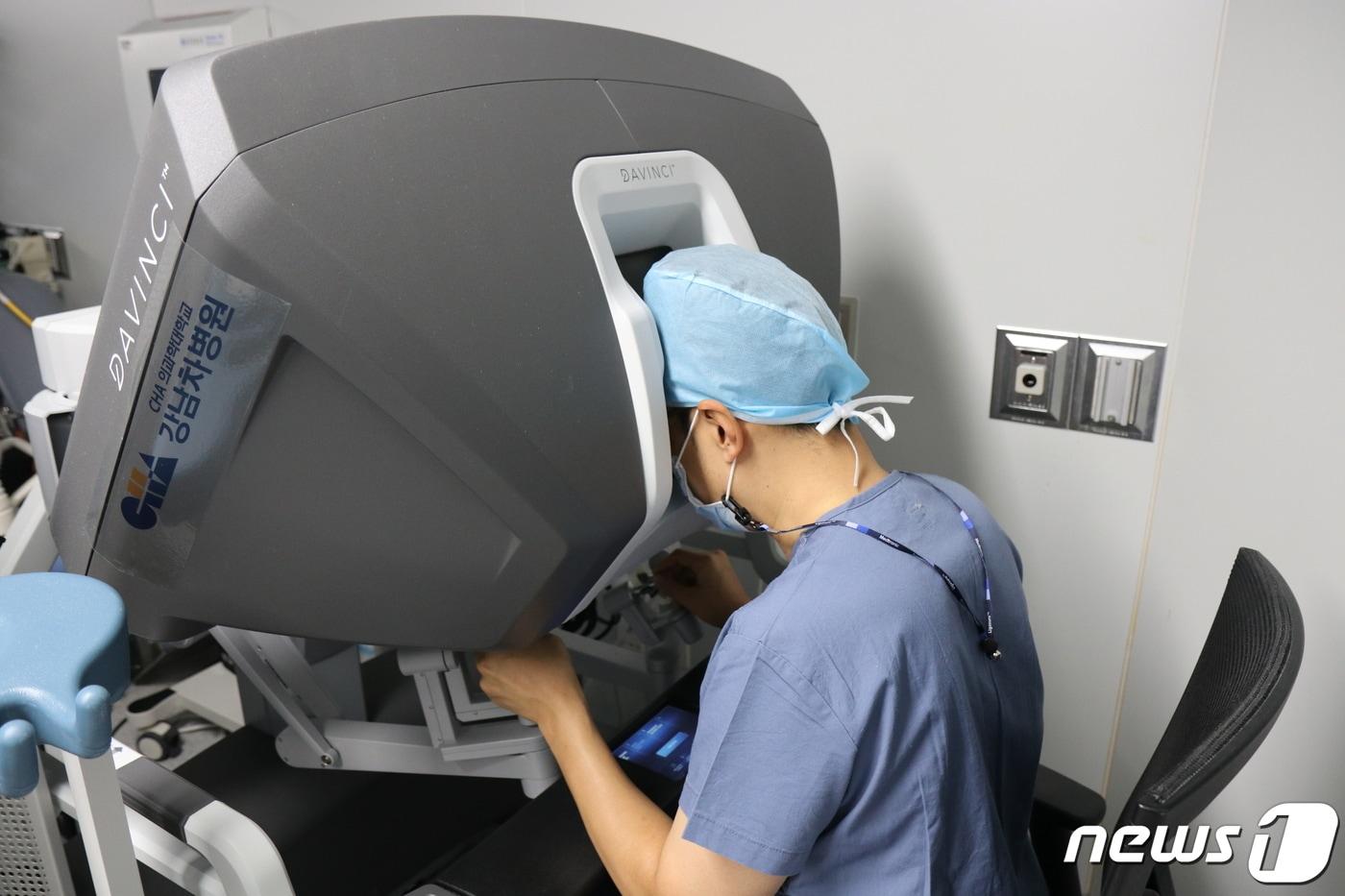 본문 이미지 - 로봇수술 중인 차의과학대학교 강남차병원 산부인과 의료진. 