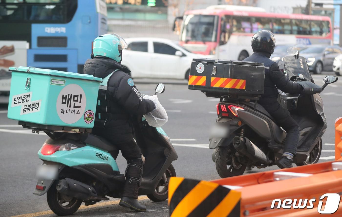 본문 이미지 - 서울 강남역 인근에서 배달노동자가 배달을 하는 모습. 2022.12.27 ⓒ 뉴스1 황기선 기자