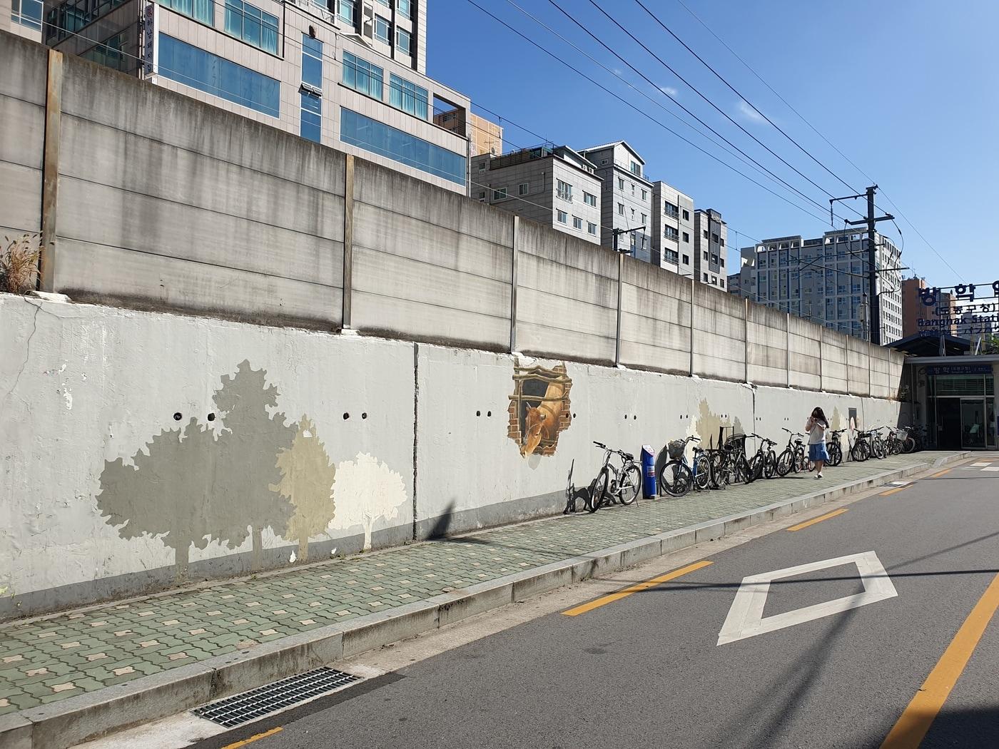 본문 이미지 - 서울 도봉구 경원선 창동~도봉역 구간 방음벽 교체공사 예정 대상지 중 방학역 인근 모습. (도봉구 제공)