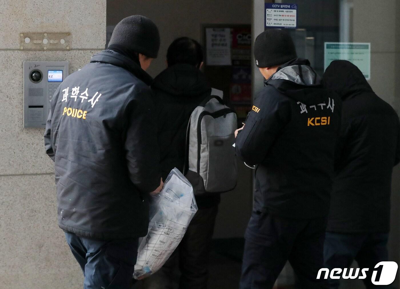 본문 이미지 - 사소한 이유로 택시기사를 유인해 살해한 30대 남성 A씨가 자신이 거주하는 집주인 여성도 넉 달 전 살해한 것으로 드러났다. 27일 경기도 파주시의 A씨가 거주하는 아파트에 도착한 과학수사대원들이 사건 현장으로 향하고 있다. 2022.12.27/뉴스1 ⓒ News1 민경석 기자
