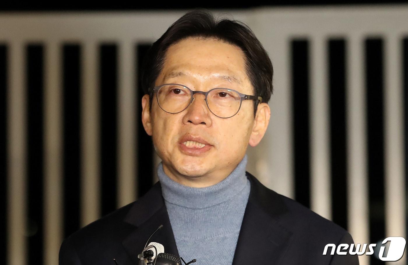 본문 이미지 - 김경수 전 경남도지사가 28일 경남 창원시 마산회원구 창원교도소에서 특별사면으로 출소하며 심경을 밝히고 있다. 2022.12.28/뉴스1 ⓒ News1 윤일지 기자
