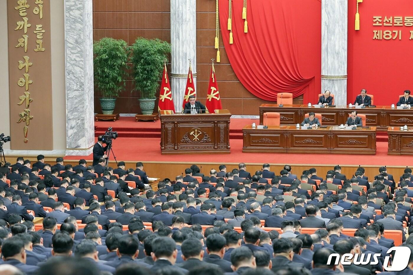 (평양 노동신문=뉴스1) = 북한 노동당 기관지 노동신문은 28일 "조선노동당 중앙위원회 제 8기 제6차 전원회의 확대회의 2일 회의가 전체 참가자들의 비상한 정치적 각성과 적극적인 열의 속에 계속됐다"라고 보도했다. 이날 회의에서는 대외사업 원칙과 대적 투쟁 방향이 명시됐으며, 2023년도에 '강력히 추진'해야 할 자위적 국방력 강화의 새로운 핵심목표들이 제시됐다고 신문은 전했다. [국내에서만 사용가능. 재배포 금지. DB 금지. For Use Only in the Republic of Korea. Redistribution Prohibited] rodongphoto@news1.kr