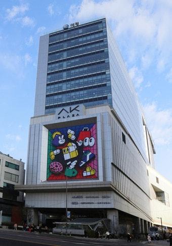 본문 이미지 - AK플라자 홍대 전경(AK플라자 제공).