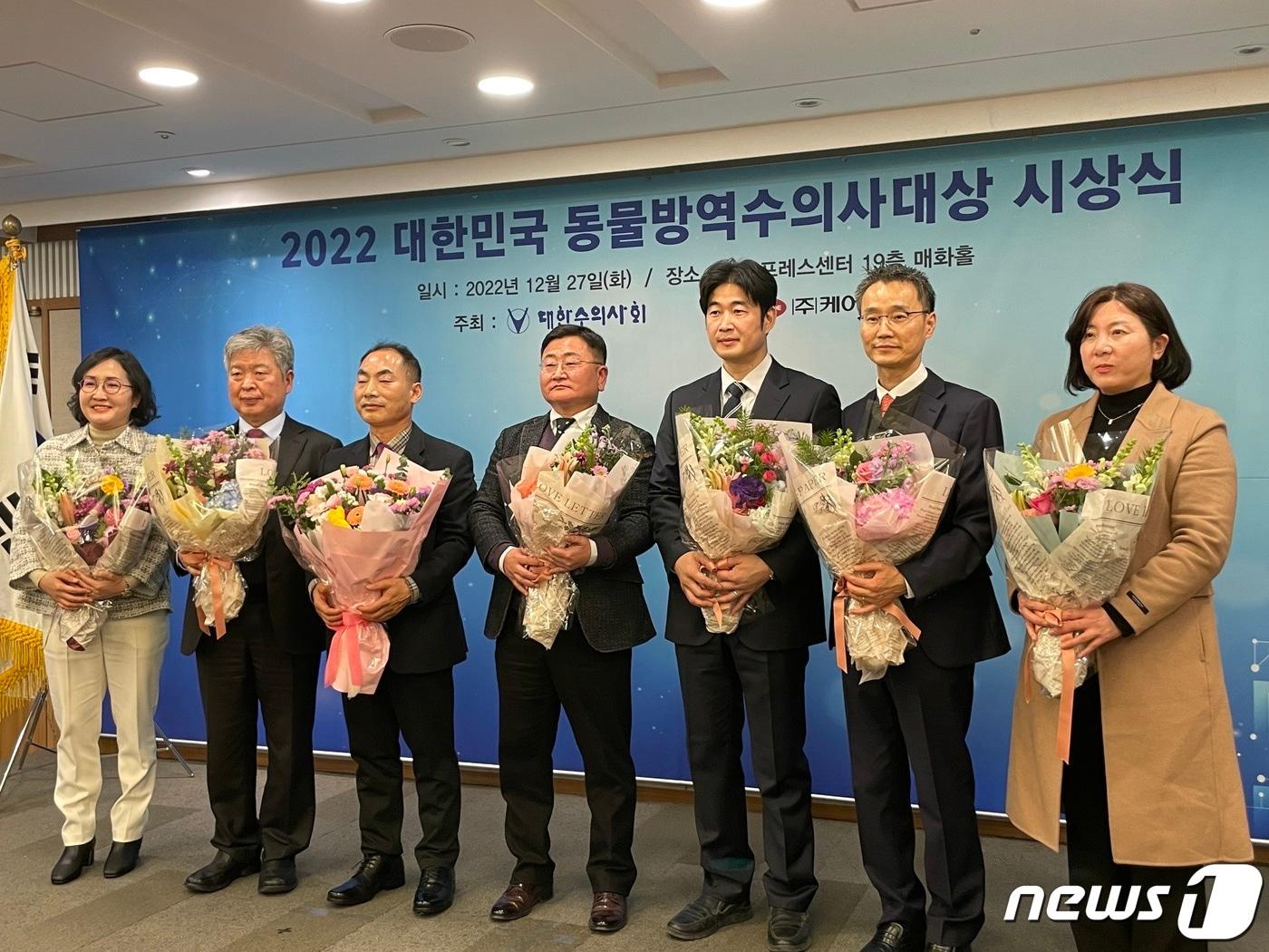 본문 이미지 - 27일 서울 중구 한국프레스센터에서 '2022 대한민국 동물방역수의사대상' 시상식이 열렸다. 왼쪽부터 윤가리 김종형 김철호 박순성 허성욱 정승교 엄성심 수상자(대한수의사회 제공) /뉴스1