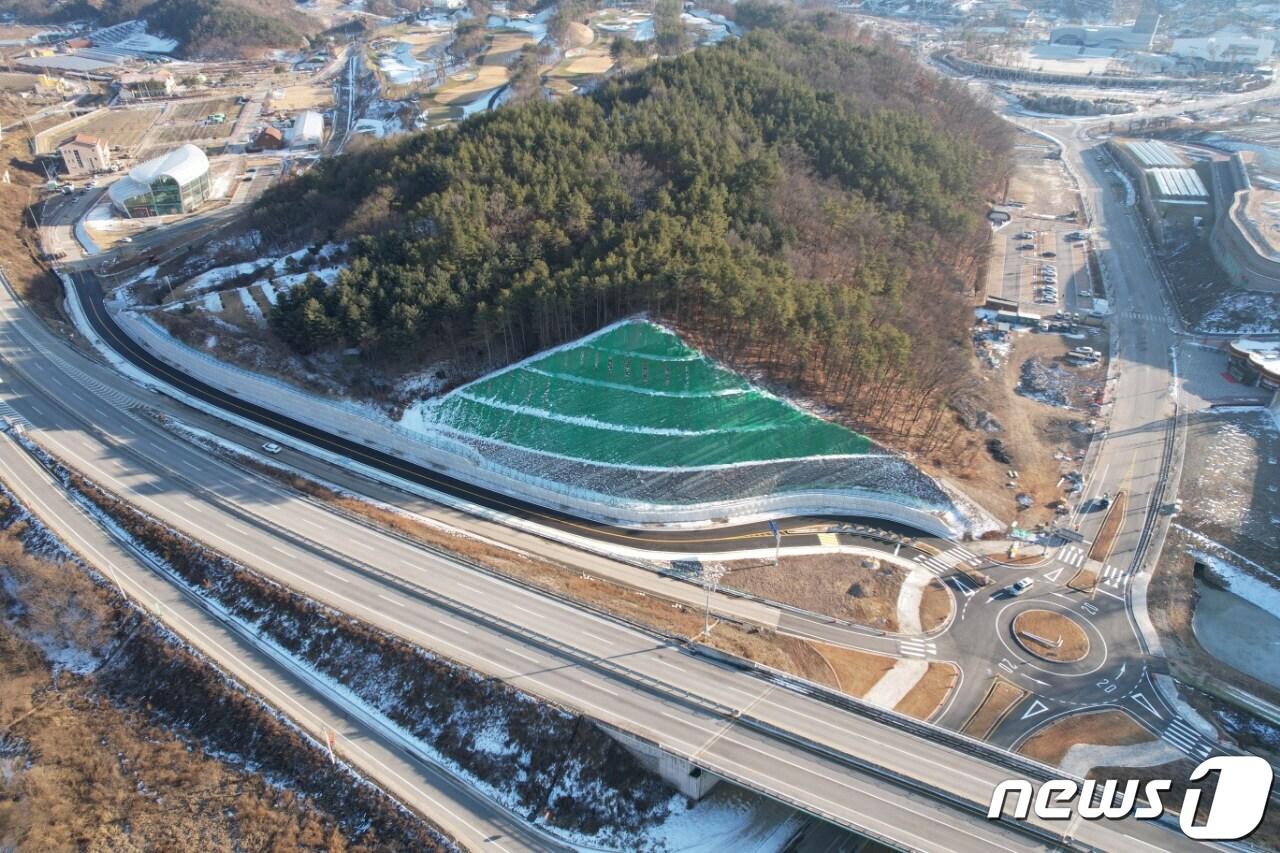 본문 이미지 - 힐링관광지 내 순환도로 개통. (영동군 제공) 
