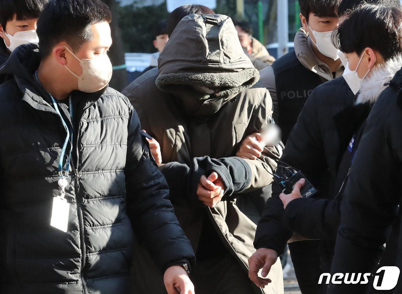 본문 이미지 - 경기 파주시에서 택시 기사와 동거녀를 살해한 혐의를 받는 30대 남성 이 모씨가 28일 오전 경기 고양시 의정부지방법원 고양지원에서 열린 '살인 및 사체 은닉' 혐의 구속 전 피의자 심문(영장실질심사)에 출석하고 있다.  2022.12.28/뉴스1 ⓒ News1 송원영 기자