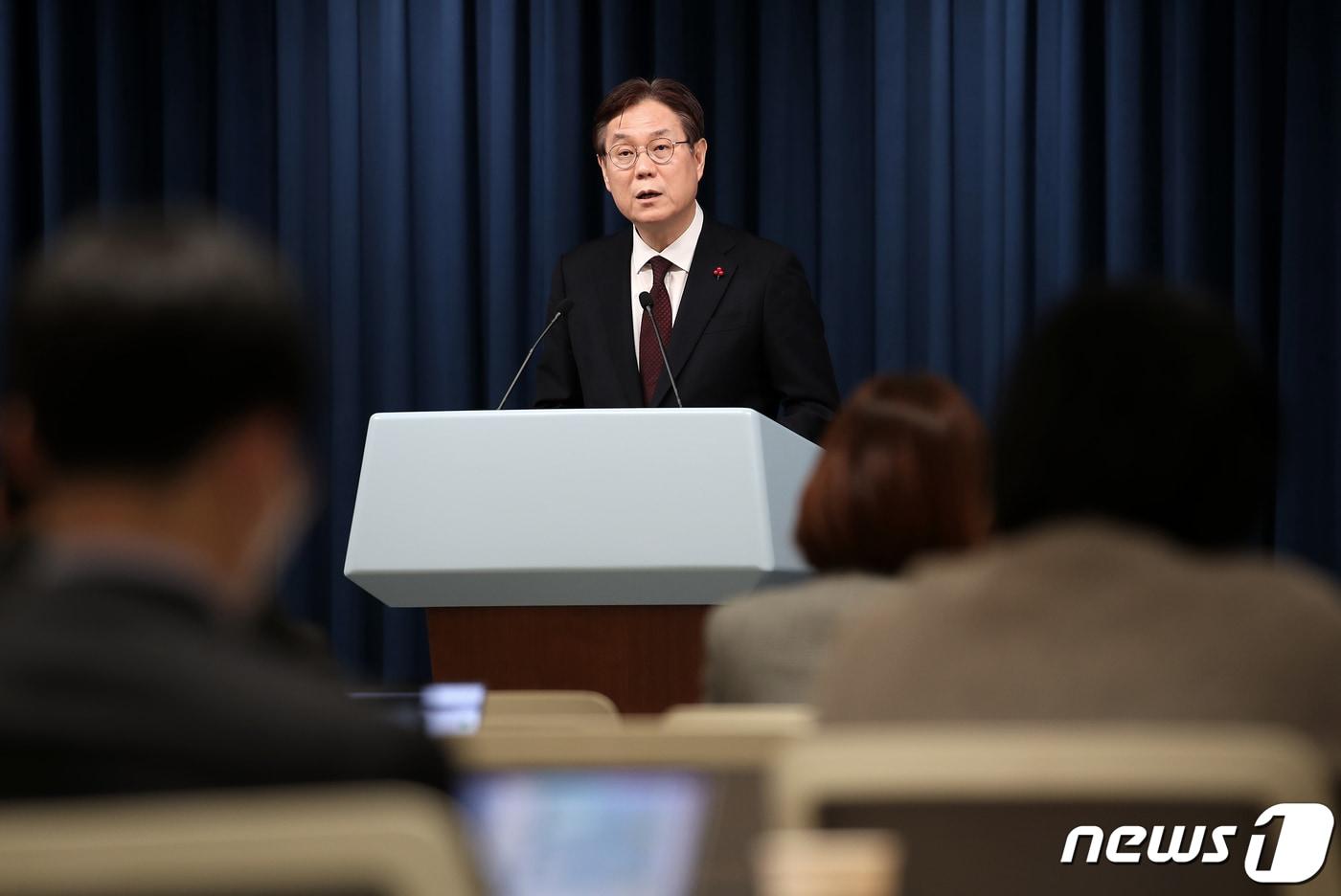 본문 이미지 - 이관섭 국정기획수석이 28일 용산 대통령실 청사 브리핑룸에서 비영리민간단체 보조금 현황과 향후 계획을 발표하고 있다. 2022.12.28/뉴스1 ⓒ News1 오대일 기자