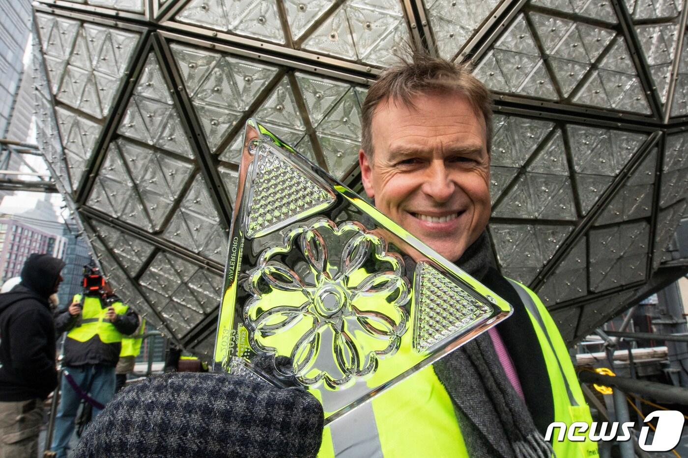 27일&#40;현지시간&#41; 미국 뉴욕 맨해튼에서 톰 브레넌 워터포드 크리스탈 장인이 전야제 용으로 준비한 크리스털모형을 들고 있다. 크리스탈은 &#39;사랑의 선물&#39;을 주제로 제작됐다. ⓒ 로이터=뉴스1 ⓒ News1 권진영 기자