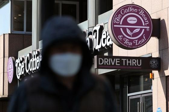 본문 이미지 - 서울시내 한 커피빈 매장의 모습. 2022.12.28/뉴스1 ⓒ News1 황기선 기자