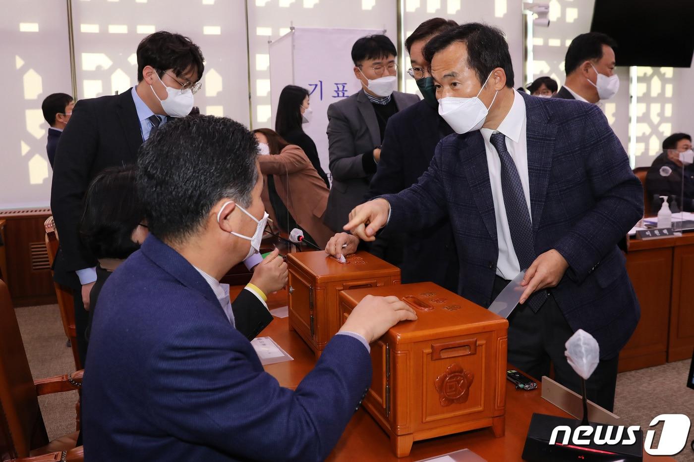 본문 이미지 - 28일 국회 본회의에서 김승남 더불어민주당 의원 등이 양곡관리법 일부개정법률안(대안)에 대한 본회의 부의 요구의 건을 투표하고 있다. 2022.12.28/뉴스1 ⓒ News1 이동해 기자