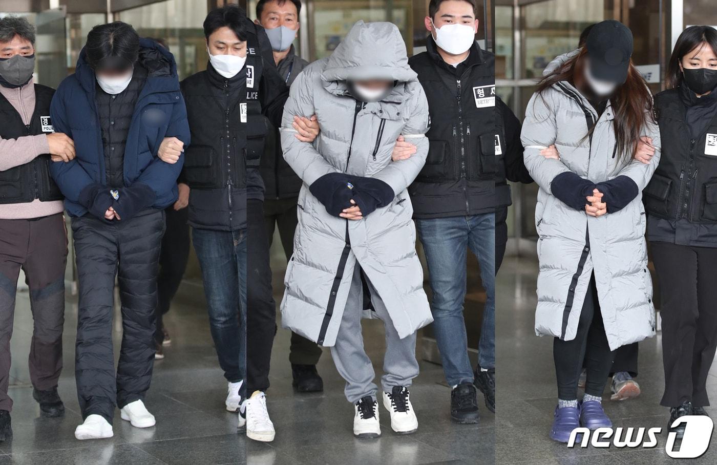 본문 이미지 - (왼쪽부터) 제주 유명식당 대표를 살해한 혐의를 받고 있는 주범 박모씨(56)와 공범 김모씨(51), 이모씨(46)가 지난해 12월28일 오후 제주동부경찰서에서 검찰로 송치되고 있다.2022.12.28/뉴스1